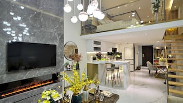 Suíte estúdio superluxo, 1 cama King, vista para a cidade | Área de estar | TV LCD 55 polegadas com canais a cabo, smart speakers, impressoras