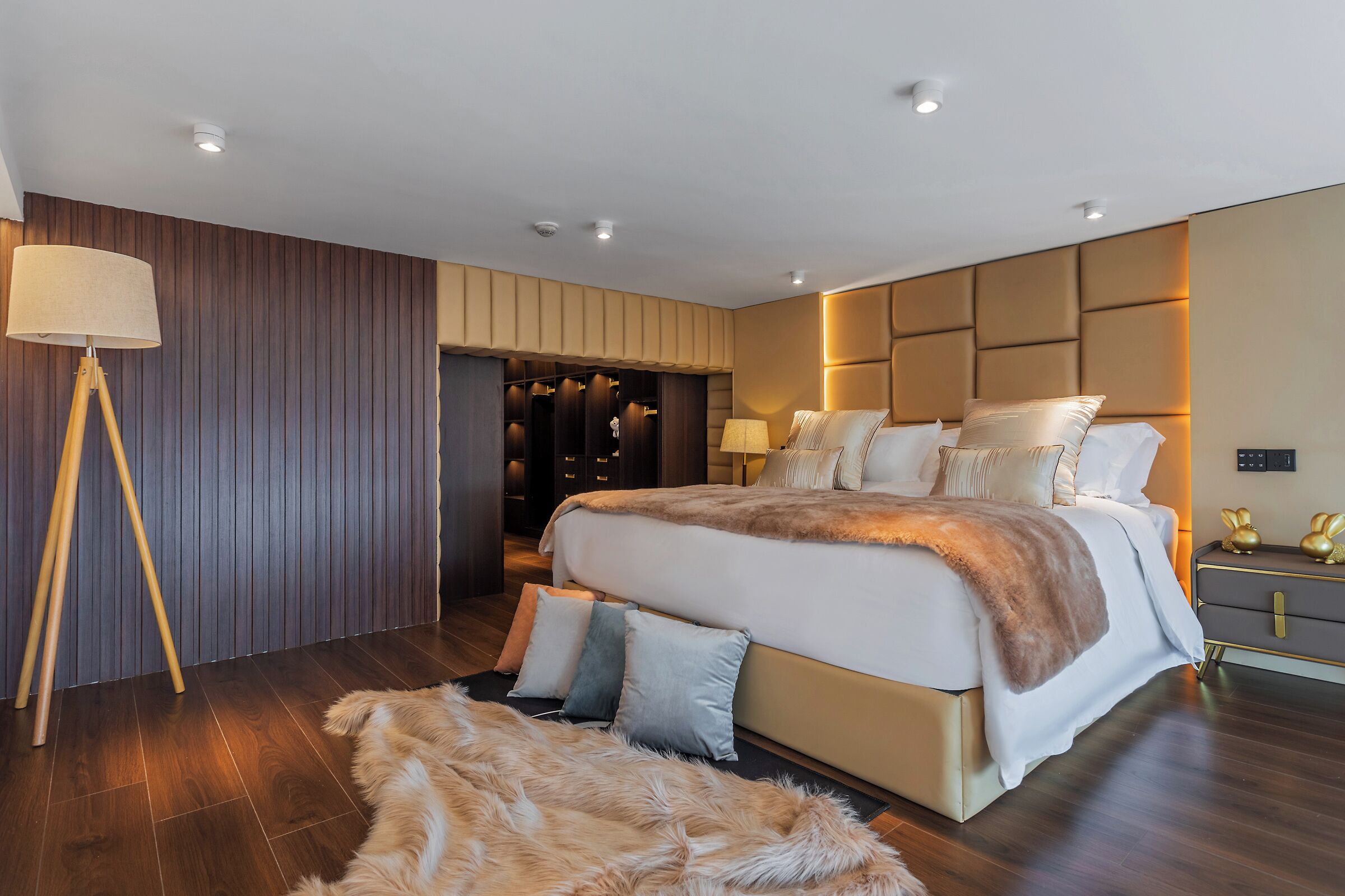 Estudi en suite de luxe, 1 llit de matrimoni gran, vistes a la ciutat | Cobrellits, minibar gratuït i decoració individual 