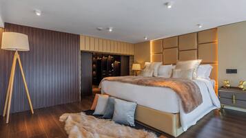 Estudi en suite de luxe, 1 llit de matrimoni gran, vistes a la ciutat | Cobrellits, minibar gratuït i decoració individual