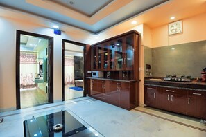 Réfrigérateur, four à micro-ondes, surface de cuisson, grille-pain