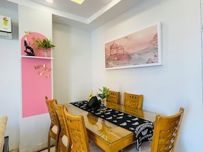 Apartamento, vista para a cidade | Opções para refeição no quarto