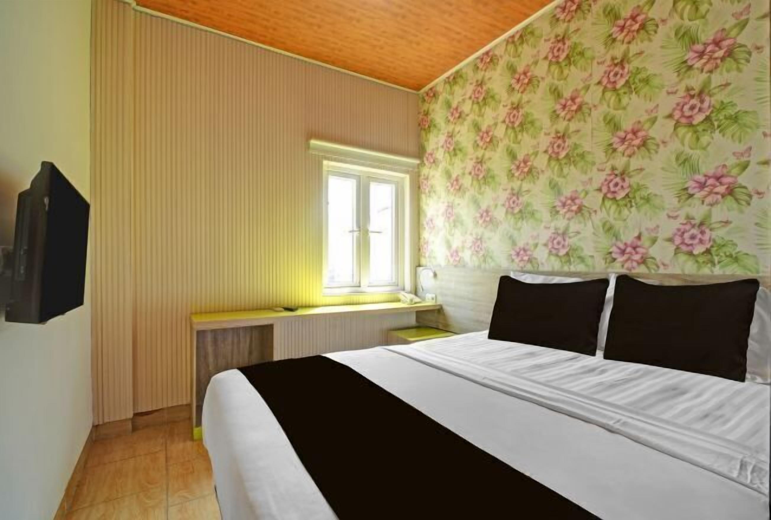 Desk, laptop workspace, free WiFi, bed sheets