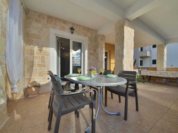 Outdoor dining