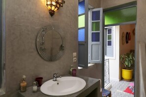 Shower, hair dryer, towels, soap - Dar Didifa, Riad de Charme à Marrakech (Marrakesh)