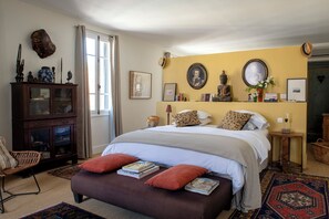 2 quartos, escrivaninha, ferros/tábuas de passar roupa, berço de viagem
