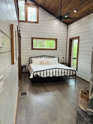 1 bedroom, free WiFi, bed sheets - Eagle Forest-Sleeps 4, Hot Tub, Fireplace (Broken Bow)