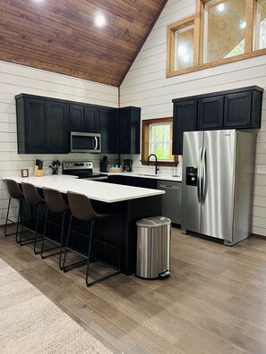 Fridge, microwave, oven, dishwasher - Eagle Forest-Sleeps 4, Hot Tub, Fireplace (Broken Bow)
