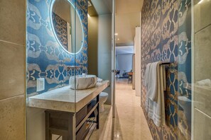 Bruser, hårtørrer, håndklæder