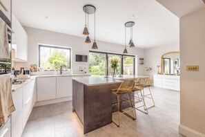 Fridge, microwave, oven, dishwasher - Windsor Charm : Spacious 4-Bed, Parking & Garden (Berkshire)