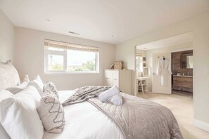 4 bedrooms, iron/ironing board, travel crib, WiFi - Windsor Charm : Spacious 4-Bed, Parking & Garden (Berkshire)