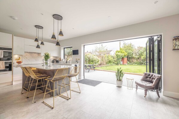 Fridge, microwave, oven, dishwasher - Windsor Charm : Spacious 4-Bed, Parking & Garden (Berkshire)