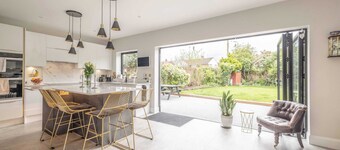 Windsor Charm : Spacious 4-Bed, Parking & Garden