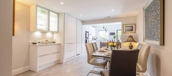 Windsor Charm : Spacious 4-Bed, Parking & Garden