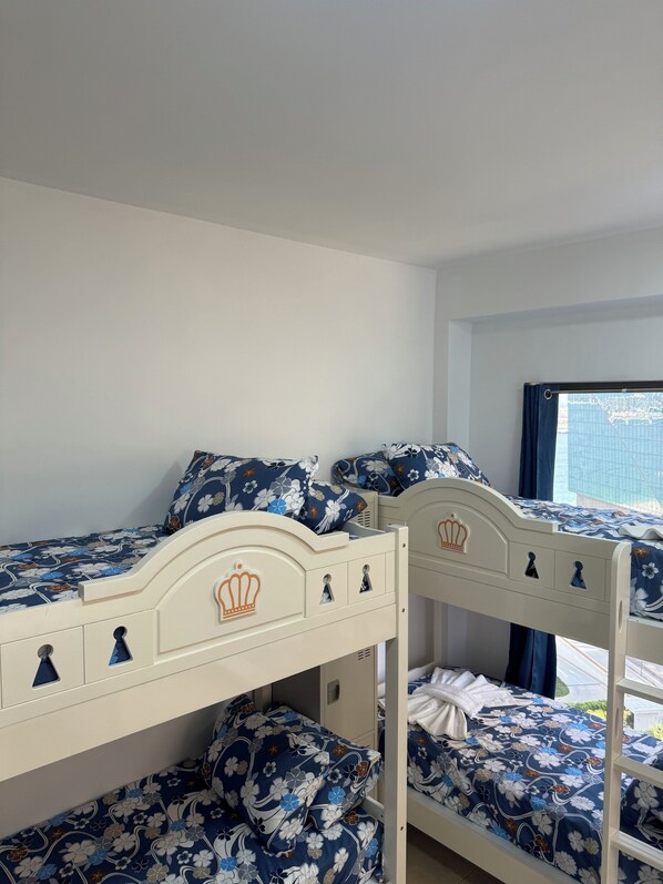 Bed in Shared Dormitory, Beach View | Schallisolierte Zimmer, kostenloses WLAN
