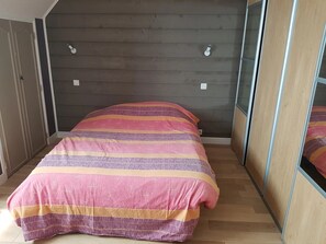 2 bedrooms, desk, iron/ironing board, travel cot