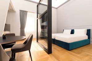 Studio (7+) | Individualmente decorados, individualmente mobiliados, escrivaninha
