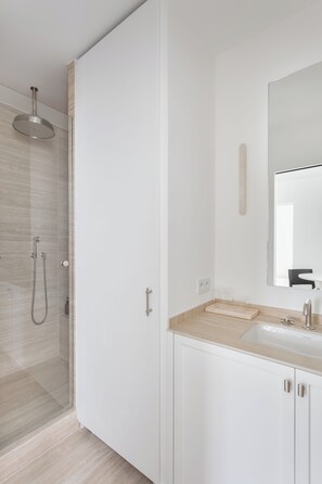 Dusche, Haartrockner, Handtücher, Seife