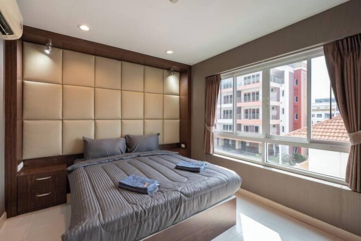 Caja fuerte, cortinas opacas, wifi gratis y ropa de cama