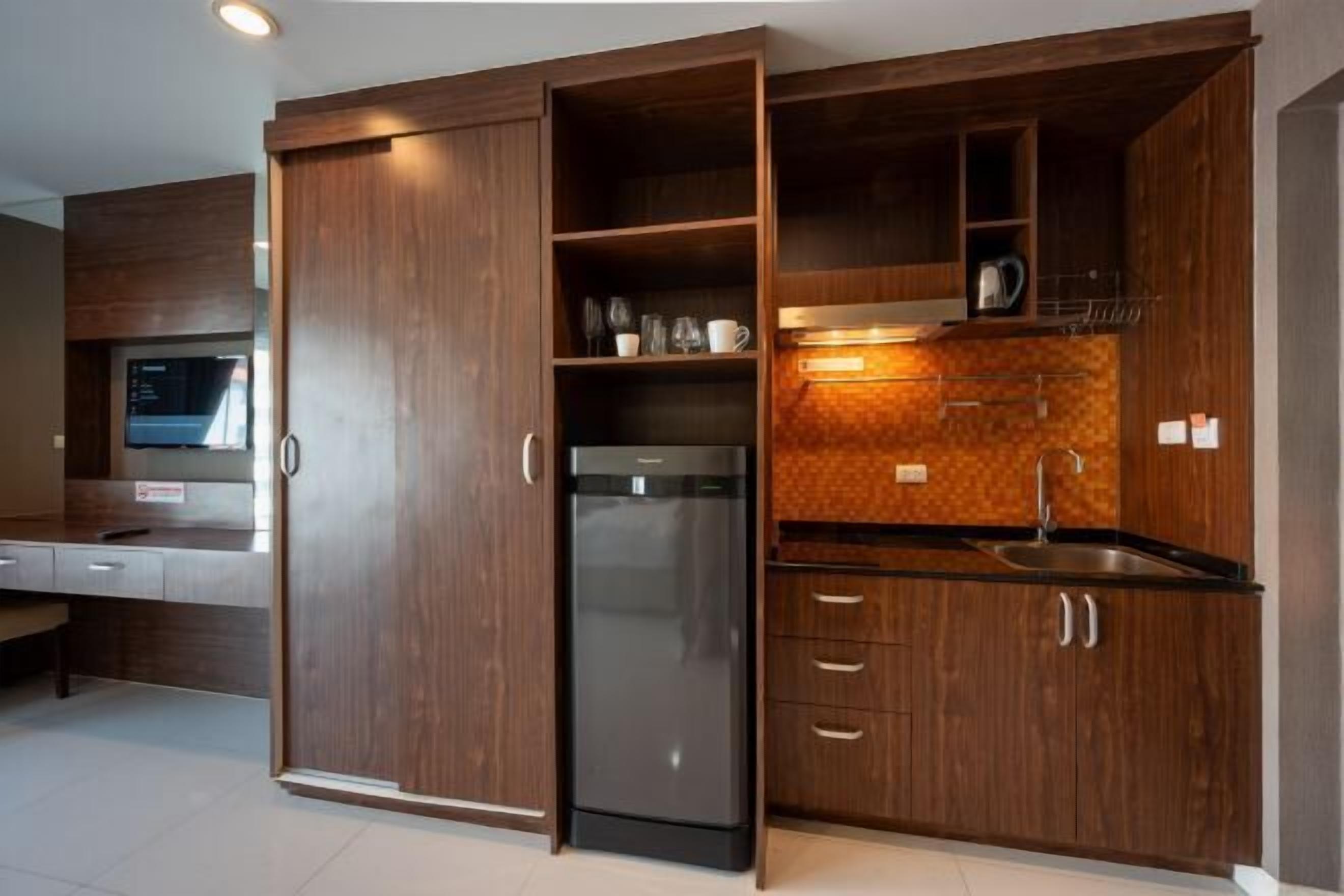 Private kitchen | Fridge, stovetop