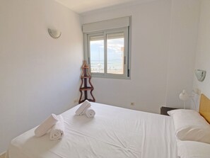 1 habitación, tabla de planchar con plancha, wifi gratis y ropa de cama