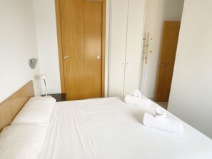 1 habitación, tabla de planchar con plancha, wifi gratis y ropa de cama 