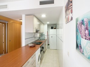 Refrigerador, microondas, horno y cafetera y tetera
