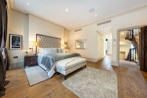Royal Villa, Multiple Bedrooms | 7 bedrooms, laptop workspace, blackout drapes, iron/ironing board
