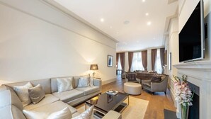 Un salon moderne avec un canapé, une table basse et une cheminée.