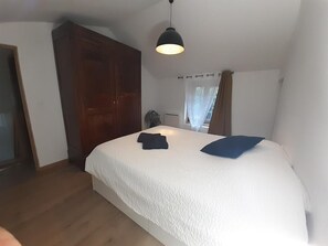 2 habitaciones, tabla de planchar con plancha y cuna de viaje 