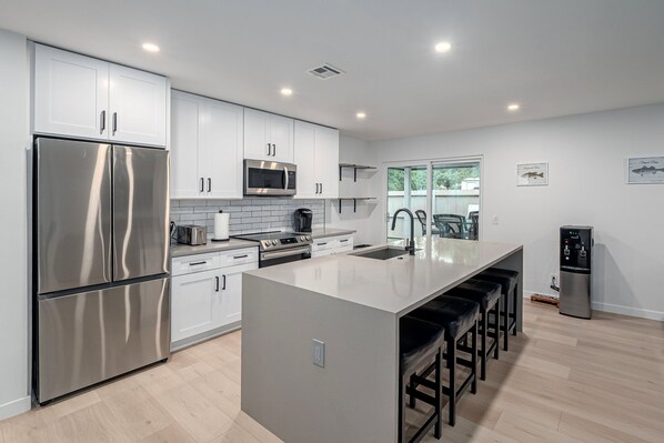 Kühlschrank, Mikrowelle, Ofen, Herdplatte