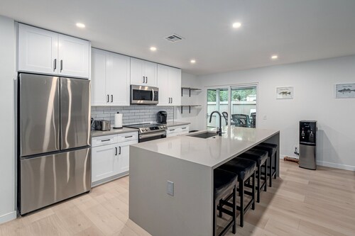 4Bdrm 3ba Pickleball, Pool Table, Nearby Marina!