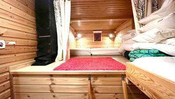 2 bedrooms, iron/ironing board, WiFi