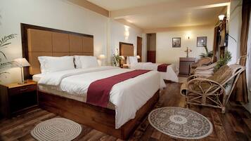 Hochwertige Bettwaren, Schreibtisch, laptopgeeigneter Arbeitsplatz