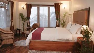 Premium-Zimmer | Hochwertige Bettwaren, Schreibtisch, laptopgeeigneter Arbeitsplatz