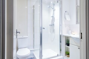 Doccia, asciugacapelli, bidet, asciugamani
