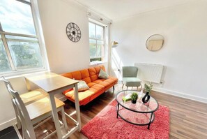 Living area - Charming 2-bedroom property nestled in the heart of Southampton Free parking.
(Southampton)