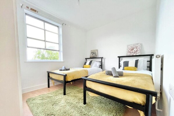 2 bedrooms, WiFi, bed sheets - Charming 2-bedroom property nestled in the heart of Southampton Free parking.
(Southampton)