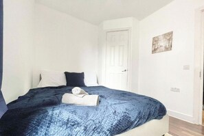 2 bedrooms, WiFi, bed sheets - Charming 2-bedroom property nestled in the heart of Southampton Free parking.
(Southampton)