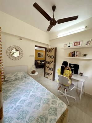 2 bedrooms, desk, iron/ironing board, WiFi