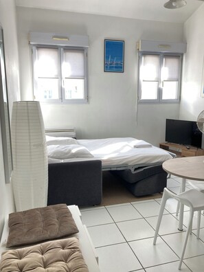 1 bedroom, iron/ironing board, travel crib, WiFi - Duplex Meublé, Climatisé 4 Couchages Proche Gare et Vieux Port (La Rochelle)