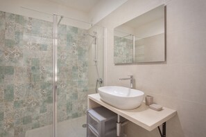 Douche, bidet, serviettes fournies