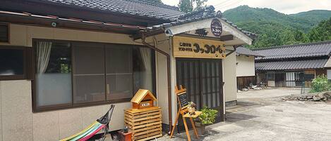 Façana frontal de l'allotjament