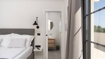 4 bedrooms, free cribs/infant beds, bed sheets