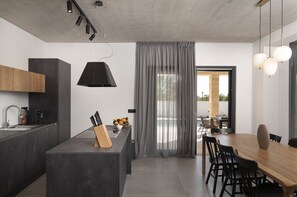 Mikrowelle, Geschirrspüler, Wasserkocher mit Kaffee-/Teezubehör