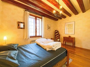 4 chambres, fer et planche à repasser, Wi-Fi, draps fournis