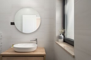 Dusj, hårføner og håndklær