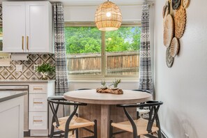 Dining - ☀Embrace the Local Lifestyle with Luxurious Comfort☀ (Denver)
