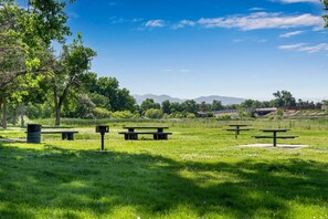 Outdoor dining - ☀Embrace the Local Lifestyle with Luxurious Comfort☀ (Denver)