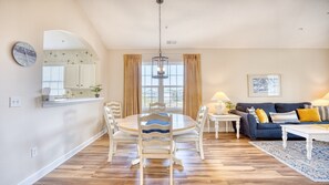 Dining - 1331 Ironwood - Barefoot Resort Rentals (North Myrtle Beach)
