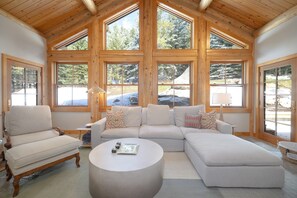 Smart TV, chimenea, estéreo y oficina